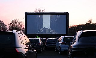 An vielen Orten in OWL gibt es bereits ein Autokino - wie hier in Rahden. Jetzt soll auch in Bad Lippspringe ein Leinwandvergnügen dieser Art realisiert werden. - Sonja Rohlfing