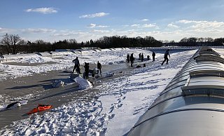 Im Dauereinsatz haben mehr als 40 Dachdecker den Schnee von den Dächern geräumt. - Claas