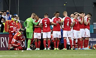 Schockiert verfolgen die Spieler der dänischen Nationalmannschaft die Wiederbelebung ihres Teamkollegen Christian Eriksen und schirmen die Szene ab. - dpa