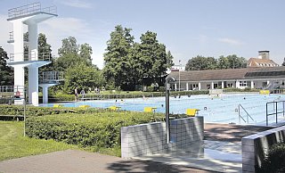 Am Scheideweg: Das Freibad Bünde-Mitte ist bei Temperaturen über 30 Grad wie gestern ein Anziehungspunkt. Die Frage ist, ob es saniert, verkleinert oder aufgeben werden soll. - Fynn Salam