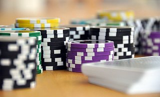 Der Hauptbeschuldigte soll zu illegalen Pokerrunden eingeladen haben. - Pixabay