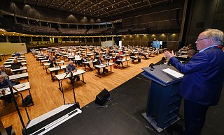 Vor hier wurde die Tiefe des Raumes in der Stadthalle bespielt. Oberbürgermeister Pit Clausen machte den Auftakt. Und nach jedem Redner kam das Desinfektions-Phantom. - Foto: Andreas Zobe/NW