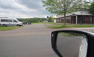 Der Offelter Weg ist im Spiegel zu sehen. Hier könnte zwischen Sekundarschule und OTSV-Vereinsheim ein Kunstrasenplatz gebaut werden - oder in Bad Holzhausen. - Joern Spreen-Ledebur
