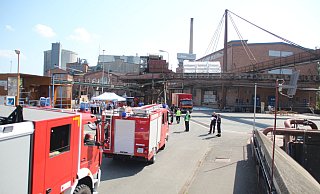 Imposante Kulisse: Mit 60 Fahrzeugen treffen die Jugendwehren in der Zuckerfabrik in Warburg ein. - Burkhard Battran
