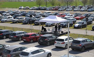 Der Parkplatz am Quax-Hangar war mit über 450 Fahrzeugen besetzt. - Johannes Büttner