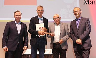 Dietmar Müller (2.v.l.) nahm den Preis als Förderer des Sports für Heiko Klein entgegen. Hein-Hermann Pohlmann übergibt den Staffelstab - Yvonne Gottschlich