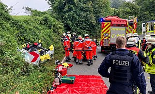 Ein Autofahrer (78) musste aus seinem Wagen befreit werden. - Jens Reichenbach