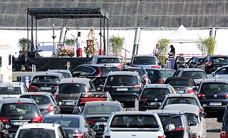 Ähnlich wie an Ostern im Autokino in Düsseldorf soll der erste Auto-Gottesdienst auf dem Gelände des Flughafens Paderborn-Lippstadt ablaufen. - picture alliance/dpa