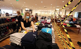 Peek&Cloppenburg Mitarbeiterinnen Evelyn Peters (vorne) und Ronja Droppelmann(hinten links) in der abgesperrten 800 qm Zone. - Wolfgang Rudolf