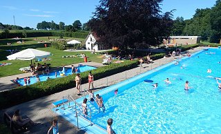 Mitten im Grünen: Das Freibad in Lenzinghausen wird an diesem Wochenende für 300 Menschen geöffnet. - Kai-Sören Kerkhoff