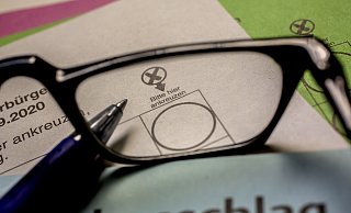 Seine Wahlunterlagen sollte man nicht verbrennen - diese Erfahrung machte ein Verler bei der Kommunalwahl. - picture alliance / Goldmann