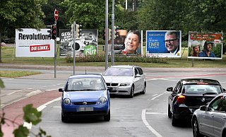Große Plakat-Tafeln - wie hier zur Bundestagswahl 2013 Herford - stellen alle Parteien ab Sonntag auf. Und an den Straßenlaternen werden wie immer die kleinen Kandidaten-Plakate platziert - nur die FDP will darauf verzichten. - Frank-Michael Kiel-Steinkamp