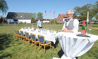Rainer Benk betreibt in Rahden den Westfalen-Hof. Im Frühjahr hatte sich der Gastronom angesichts von fast zwei Monaten Lockdown an der Aktion "Leerer Stuhl" der Branche beteiligt. - Joern Spreen-Ledebur