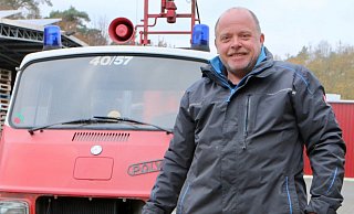 Werner Herbrink hat ein Feuerwehrauto von 1974 erworben, das einen ausfahrbares Flutlicht transportiert. Freiwillige Feuerwehr Witzenhausen steht auf den Seitentüren. - Robert Becker