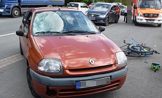 Der 11-Jährige ist gegen die Windschutzscheibe geknallt. - Polizei Herford