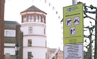 Ein Schild weist in Düsseldorf auf eine Waffenverbotszone hin. - Foto: David Young/dpa