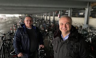 Die Betriebsräte Thomas Leuschner (l.) und Mustafa Kuyucu haben das Fahrrad-Projekt für Mitarbeitende im Fleischwerk Tönnies angestoßen. - Tönnies