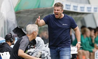 SCP-Coach Lukas Kwasniok (r.) ärgerte sich schon während des Spiels in Fürth über die fehlende Cleverness und das mangelhafte Abwehrverhalten seiner Schützlinge. - dpa