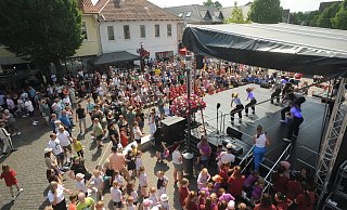 Die Rahdener Sommertage waren zuletzt im Juni 2023 gefeiert worden. Vor allem während der Tanzvorführungen des FDC Rahden war die Bühne auf dem Rahdener Kirchplatz am Sonntagnachmittag damals umlagert. - Joern Spreen-Ledebur