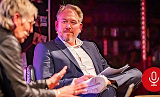 Moderatorin Brigitt Gottwald (li.) und Carsten Ernst (re.), Fachanwalt für Strafrecht, bei der "OstwestFälle"-Live-Premiere. - Sarah Jonek