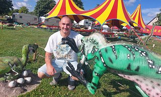 Semmy-Jo ist der älteste unter den sieben Kindern von Manuela und Patrick Enders. Zur Familie kam im Frühjahr die Freundin des 23-Jährigen hinzu. Im Zirkus und dem Spielpark der Großfamilie, den sie jetzt in Warburg aufbauten, packen alle mit an. - Dieter Scholz