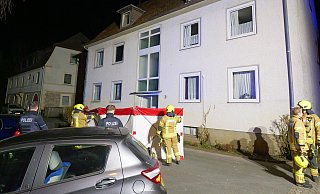 Bei einem Zimmerbrand in einem Mehrparteienhaus an der Wilhelm-Hücker-Straße in Bad Lippspringe ist ein Bewohner ums Leben gekommen. - Ralph Meyer