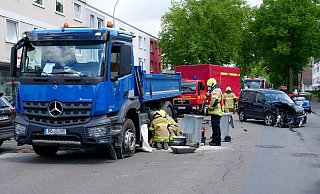 Die Feuerwehr musste den beschädigten Tank des Lkw sichern und den restlichen Kraftstoff abpumpen. - Ralph Meyer