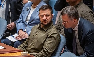 Nach Jahren der Zusammenarbeit könnte sich der ukrainische Präsident Wolodymyr Selenskyj (links) nun von Außenminister Dmytro Kuleba trennen. (Archivbild) - Michael Kappeler/dpa