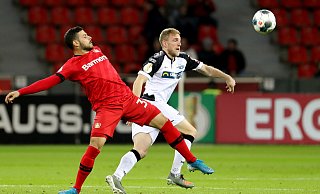 Beim DFB-Pokalspiel in Leverkusen beackerte Laurent Jans (r.), hier gegen Bayer-Stürmer Kevin Volland, die rechte Abwehrseite. Am Sonntag kommt der SCP-Akteur als Linksverteidiger zum Einsatz. - picture alliance