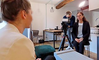 Auch Fernsehsender interessieren sich für den Fall der Elke D. Sowohl der WDR als auch RTL berichten darüber. Auf dem Bild wird Elke D. von RTL-Redakteurin Dina Speranza befragt. Jens Schwarck von WirkämpfenfürKinder.tv steht hinter der Kamera. - Gunter Held Auch Fernsehsender interessieren sich für den Fall der Elke D. Sowohl der WDR als auch RTL berichten darüber. Auf dem Bild wird Elke D. von RTL-Redakteurin Dina Speranza befragt. Jens Schwarck von WirkämpfenfürKinder.tv steht hinter der Kamera. - Gunter Held