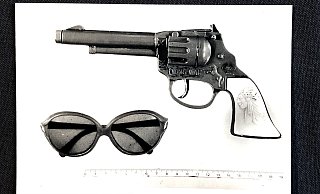 Mit einer Spielzeugpistole fordert der Täter die Frau auf, ihr das Geldversteck zu verraten. Als sie sich wehrt, ermordet er sie. - Polizei