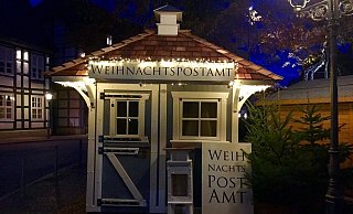 Das Weihnachtspostamt auf dem Münsterkirchplatz erfreut sich immer größerer Beliebtheit. In diesem Jahr sind während des Weihnachtslichtes 1.200 Wunschzettel eingegangen. - Meike Wachholz