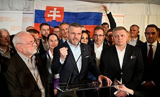 Präsidentschaftskandidat Peter Pellegrini, Mitte, feiert nach der Stichwahl in der Slowakei. Laut Auszählungen gewinnt er noch in der Nacht die Kandidatur. - Denes Erdos/AP/dpa