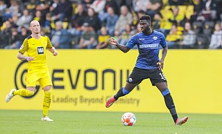 SCP-Rechtsverteidiger Johannes Dörfler (r.), hier im Testspiel bei Borussia Dortmund, droht eine lange Zwangspause. - picture alliance / RHR-FOTO