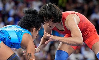 Vinesh Vinesh (r) bekommt nach ihrem dramatischen Final-Aus keine olympische Silbermedaille. - Eugene Hoshiko/AP