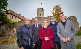 Begingen den Tag der Deutschen Einheit auf der Sparrenburg: Ralph Brinkhaus (v.l.), Johann-Christoph Meyer zu Bentrup, Christiana Bauer, Steve Kuhlmann und Tom Brüntrup. - Mike-Dennis Müller Begingen den Tag der Deutschen Einheit auf der Sparrenburg: Ralph Brinkhaus (v.l.), Johann-Christoph Meyer zu Bentrup, Christiana Bauer, Steve Kuhlmann und Tom Brüntrup. - Mike-Dennis Müller