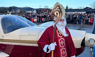 Auch der heilige Nikolaus zeigte sich schon in der Senne. - Flugplatz Bielefeld