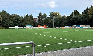 Ein Rettungshubschrauber landet auf dem Fußballplatz in Kirchlengern, um einem schwer verletzten Spieler medizinische Hilfe zu leisten. - privat