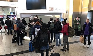 Bis zur Mittagszeit war der Informationsbedarf am Hauptbahnhof Bielefeld hoch. - Ingo Müntz