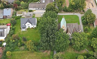 Auf der Rasenfläche links unterhalb der Kirche in Dünne soll die neue Kita des Kirchenkreises entstehen. Foto: Gerald Dunkel - Gerald Dunkel