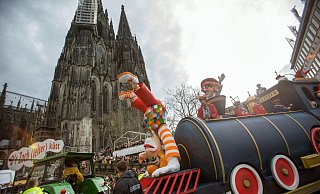 Nicht vorm Dom, sondern im Stadion: Der Karnevalszug an Rosenmontag sieht in diesem Jahr coronabedingt anders aus. - Foto: Maja Hitij/dpa/Archiv