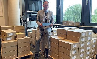 Daniel Müller, Erster Beigeordneter der Stadt Bünde, ist derzeit gleichzeitig Bündes Wahlleiter. Die Stimmzettel für den 14. September sind in zahlreichen Kartons bereits im Rathaus angekommen. - Natalie Gottwald