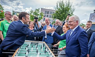 Auf eine Runde Tischkicker: Der französische Präsident Emmanuel Macron gemeinsam mit Bundespräsident Frank-Walter Steinmeier beim Demokratiefest in Berlin. - Michael Kappeler/dpa