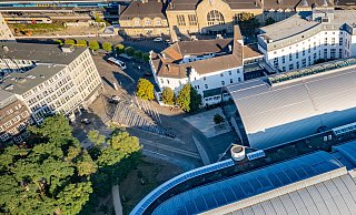 Blick von der Stadthalle zum Hauptbahnhof: Fahrgäste können den Stadtbahnzugang Tüte (Bildmitte) nur über den Bahnhofsvorplatz erreichen. - Mike-Dennis Müller / www.mdm.photo