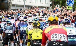 Das Fahrerfeld verlässt Herford: Gesäumt von zahlreichen Zuschauenden startete am Freitagmittag die zweite Etappe der Lidl Deutschland Tour, die zum Zielort Arnsberg führte. - Daniel Salmon