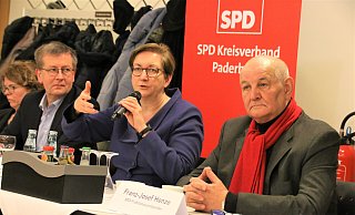 Zum Thema Wohnen haben sich (v.l.) SPD-Direktkandidat Burkhard Blienert, Bundesbauministerin Klara Geywitz und Franz-Josef Henze, Vorsitzender der SPD-Ratsfraktion, mit Fachleuten und Privatpersonen aus Paderborn ausgetauscht. - Rajkumar Mukherjee