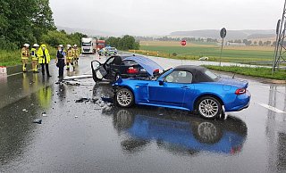 Die beiden Fahrzeuge blieben nach der Kollision mitten auf der Fahrbahn der Bundesstraße 252 stehen. - FFW Warburg