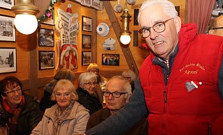 Hartmut Nessel betreibt die "Gute Stube" bereits seit 14 Jahren. Fotos, Bierkrüge, alte Bügeleisen, sogar ein altes Gemälde haben ihren Platz in der Hütte. - David Knapp