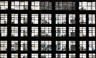 In der Immobilienkrise meiden große Investoren den Kauf von Büroflächen. Die Investments in Frankfurt brachen 2023 um fast 90 Prozent ein. - Andreas Arnold/dpa