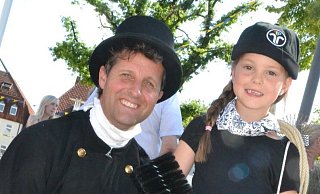 Nachwuchs: Die sechsjährige Jule war mit ihrem Papa Stephan Tölle aus Bad Wünnenberg zur Etappenankunft der Glückstour in die Badestadt gekommen, um einen Spendenscheck zu überreichen. - Silke Riethmüller